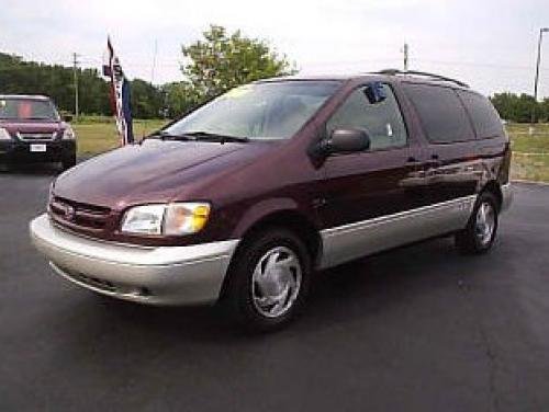 Photo of a 1999 Toyota Sienna in Napa Burgundy Pearl (paint color code 3M6)