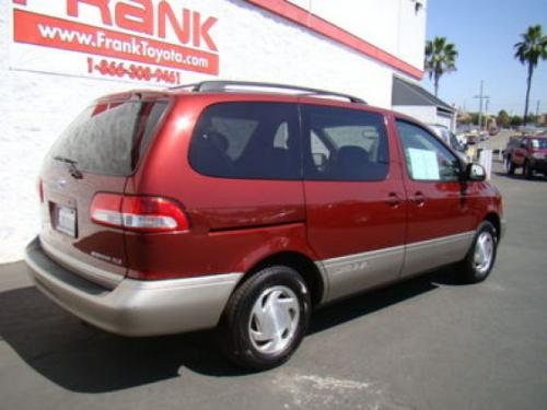 Photo of a 2003 Toyota Sienna in Vintage Red Pearl (paint color code 3N6)