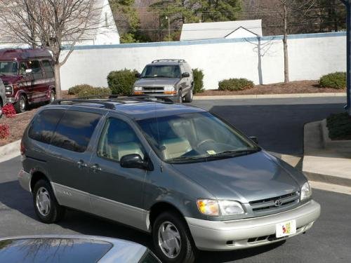 Photo of a 1998-2000 Toyota Sienna in Silver Spruce Metallic (paint color code 6M3)