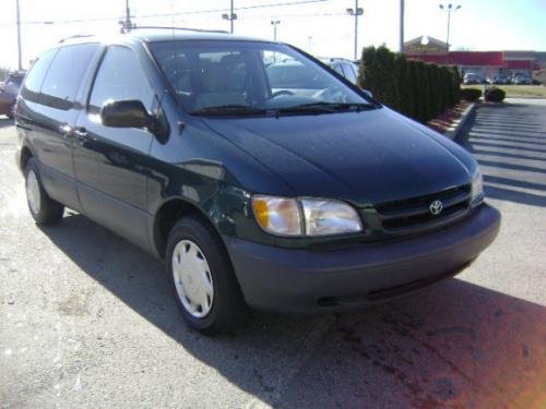 Photo of a 1998 Toyota Sienna in Classic Green Pearl (paint color code 6P2)