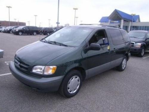 Photo of a 1999 Toyota Sienna in Woodland Pearl (paint color code 6R1)