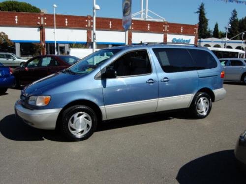 Photo of a 2000 Toyota Sienna in Denim Blue Mica (paint color code 8L9)