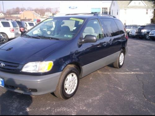 Photo of a 2003 Toyota Sienna in Stratosphere Mica (paint color code 8Q0)