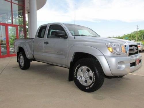 Photo of a 2005-2013 Toyota Tacoma in Silver Streak Mica (paint color code 1E7)