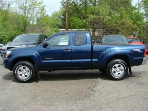 Photo of a 2005-2008 Toyota Tacoma in Indigo Ink Pearl (paint color code 8P4)