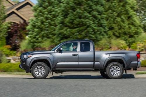 Photo of a 2016-2023 Toyota Tacoma in Magnetic Gray Metallic (paint color code 1G3)
