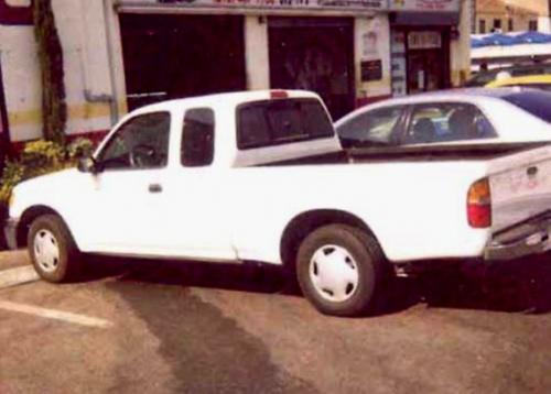 Photo of a 1999-2000 Toyota Tacoma in Natural White (paint color code 056)