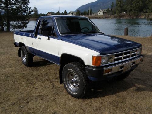 Photo of a 1985 Toyota Truck in Medium Blue on White (paint color code 2M2)