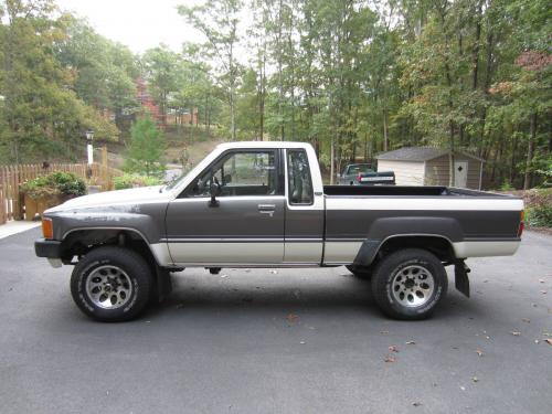 Photo of a 1984 Toyota Truck in White on Dark Gray Metallic (paint color code 2P7)