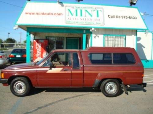 Photo of a 1984-1988 Toyota Truck in Wine Red (paint color code 3B2)