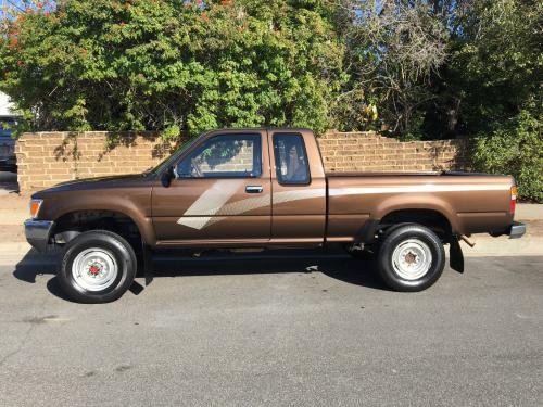 Photo of a 1989 Toyota Truck in Medium Brown Metallic (paint color code 4K4)