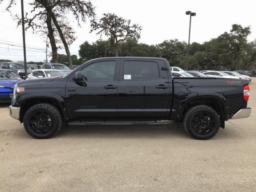 Photo of a 2014-2021 Toyota Tundra in Midnight Black Metallic (paint color code 218)