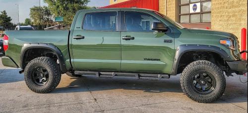 Photo of a 2020-2021 Toyota Tundra in Army Green (paint color code 6V7)