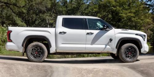 Photo of a 2022-2024 Toyota Tundra in White (AKA Ice Cap) (paint color code 040)