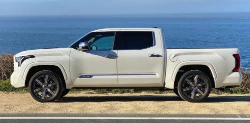 Photo of a 2022-2024 Toyota Tundra in Wind Chill Pearl (paint color code 089