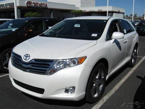Photo of a 2009-2015 Toyota Venza in Blizzard Pearl (paint color code 070)