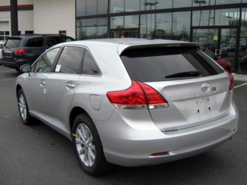 Photo of a 2011 Toyota Venza in Classic Silver Metallic (paint color code 1F7)