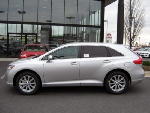 Photo of a 2010 Toyota Venza in Classic Silver Metallic (paint color code 1F7)