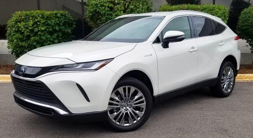 Photo of a 2021-2022 Toyota Venza in Blizzard Pearl (paint color code 070)