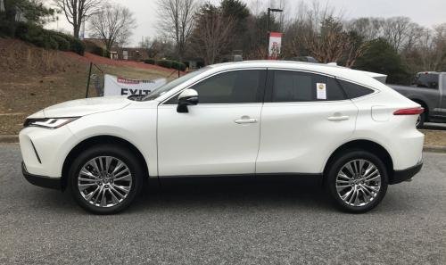 Photo of a 2021-2022 Toyota Venza in Blizzard Pearl (paint color code 070)