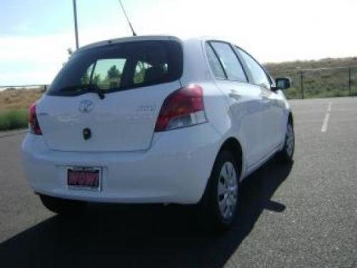Photo of a 2011 Toyota Yaris in Super White (paint color code 040)