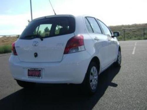 Photo of a 2012 Toyota Yaris in Super White (paint color code 040)