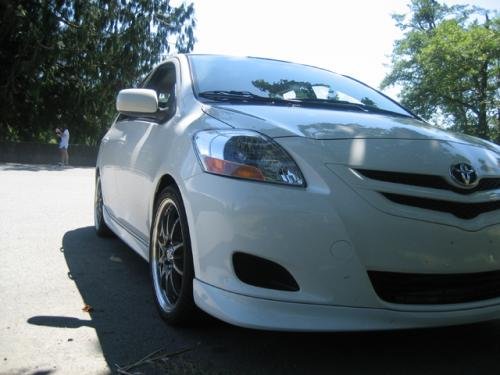 Photo of a 2007-2011 Toyota Yaris in Polar White (paint color code 068