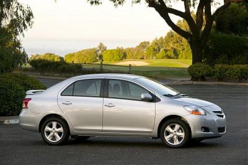Photo of a 2007-2011 Toyota Yaris in Silver Streak Mica (paint color code 1E7)