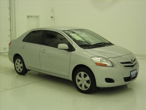 Photo of a 2007-2011 Toyota Yaris in Silver Streak Mica (paint color code 1E7)