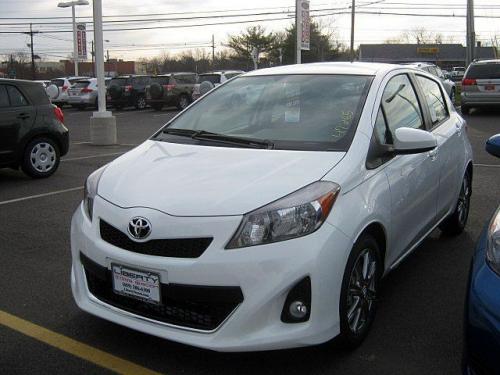 Photo Image Gallery & Touchup Paint: Toyota Yaris in Super White (040)