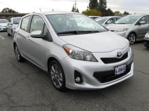 Photo Image Gallery & Touchup Paint: Toyota Yaris in Classic Silver ...